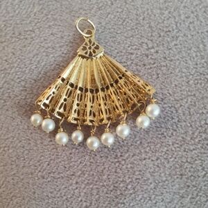 14kt Vintage Elegant Gold Fan-Shaped Pendant with Movable Pearls